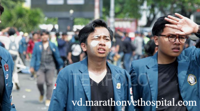 5 Tips Mengatasi Saat Terkena Gas Air Mata Beserta Efeknya